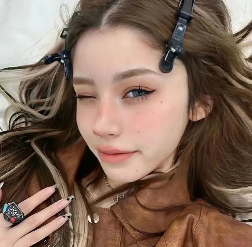 出墙红杏两家春
